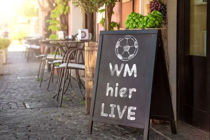 Fußball Weltmeisterschaft, Schild vor einem Restaurant mit Public View Live Übertragung mit der Aufschrift WM hier Live, Alle Spiele FOTOMONTAGE