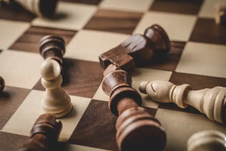 Schachfigur Konzept für Selbstvertrauen, Sieg und Stärke, kleine Figur geht als Gewinner und Sieger aus dem Kampf