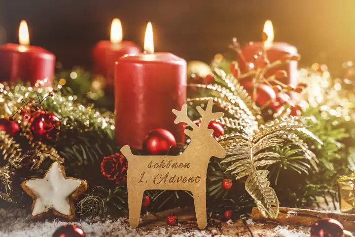 Adventskranz mit brennenden Kerzen und einem Reh mit der Aufschrift: schönen ersten Advent. Advent und Weihnachten Konzept FOTOMONTAGE