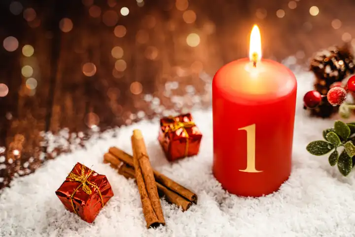 eine rote Kerze brennt am ersten Advent Sonntag, Weihnachten und Advent Konzept. 1 Advent auf einer brennenden Kerze