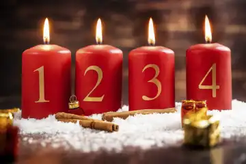 Vier Kerzen brennen am vierten Adventssonntag mit Weihnachtsdekoration FOTOMONTAGE