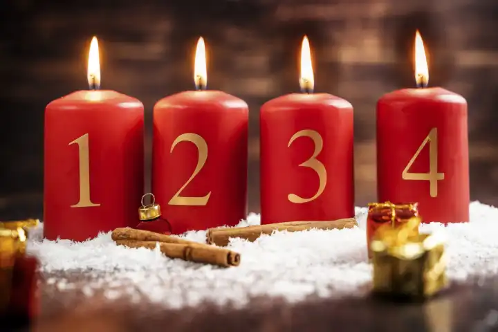 Vier Kerzen brennen am vierten Adventssonntag mit Weihnachtsdekoration FOTOMONTAGE