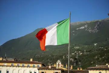 Flagge von Italien an einem Fahnenmast. Länderflagge Italien