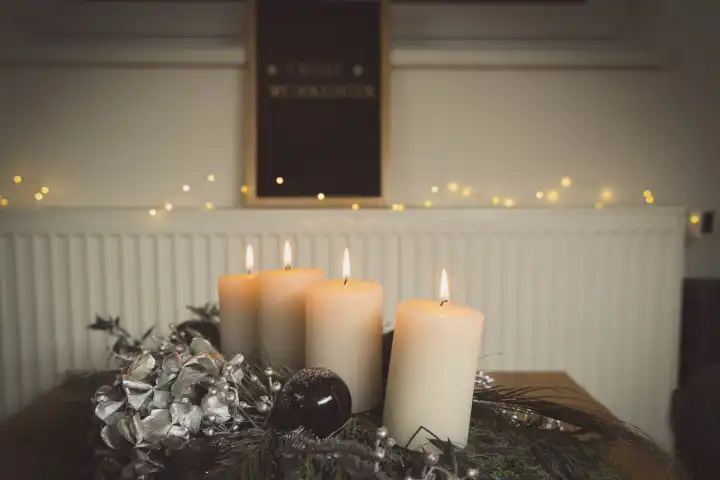 vier Kerzen brennen an Advent auf einem Adventskranz. Symbolbild Weihnachten
