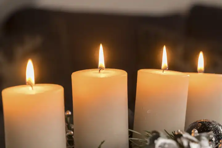 vier Kerzen brennen an Advent auf einem Adventskranz. Symbolbild Weihnachten