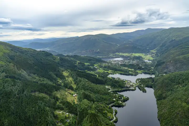 Luftaufnahme von einer malarischen Landschaft von einem Fjord nahe der Stadt Bergen in Norwegen. Fjorde in Norwegen