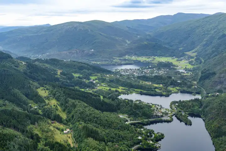 Luftaufnahme von einer malarischen Landschaft von einem Fjord nahe der Stadt Bergen in Norwegen. Fjorde in Norwegen