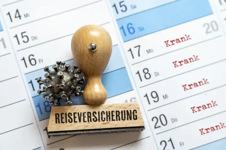 Symbolbild Reiseversicherung. Stempel auf einem Kalender mit Virusfigur und eingetragenen Krankheitstagen im Kalender FOTOMONTAGE