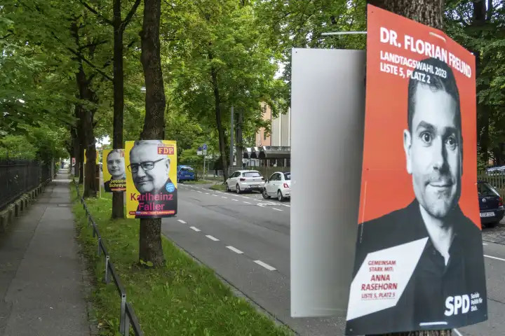 An Bäumen in der Augsburger Innenstadt hängen Wahlplakate zur Landtagswahl 2023 in Bayern. Wahlplakat SPD (Sozialdemokratische Partei Deutschlands) Dr. Florian Freund 