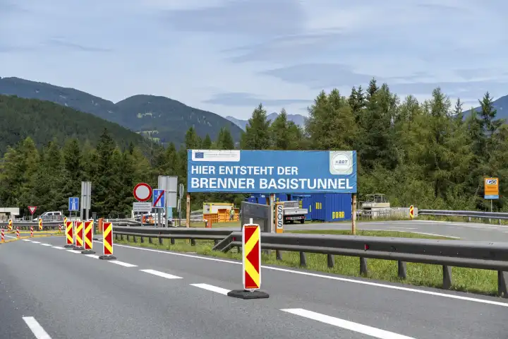 Schild an einer Baustelle auf der Brennerautobahn in Österreich: Hier entsteht der Brenner Basistunnel