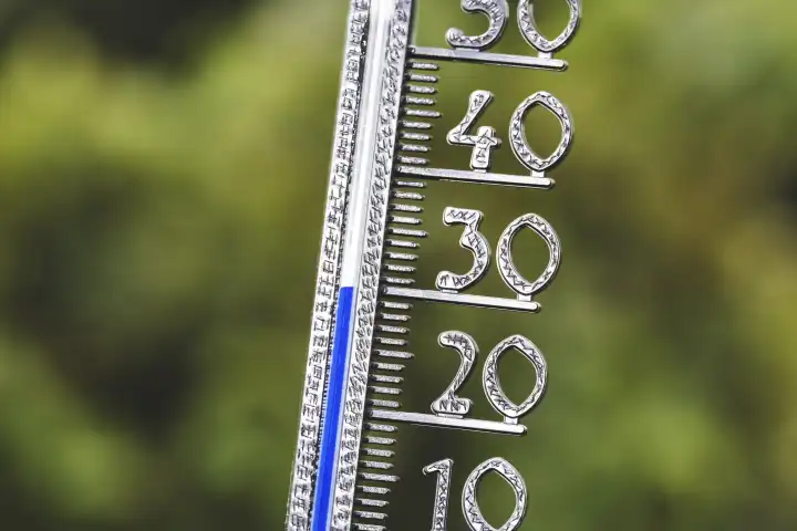 Thermometer in der Sonne bei 30 Grad Celsius. Sommer, Sonne und Hitze Konzept