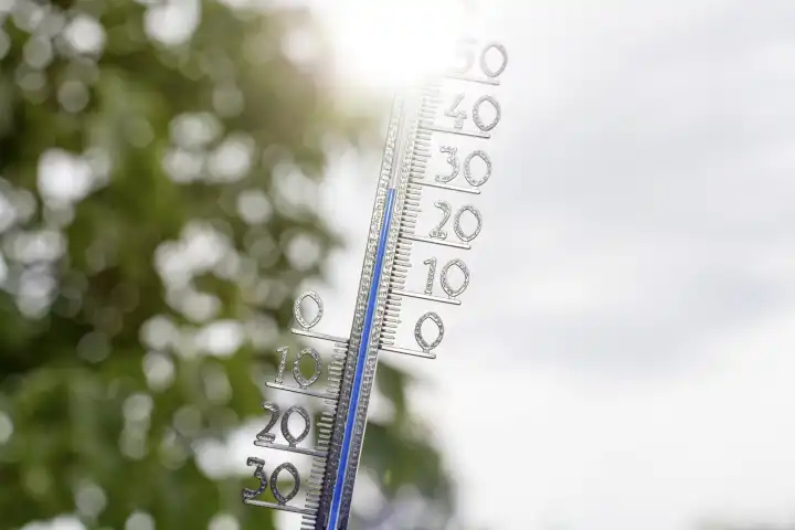 Thermometer in der Sonne bei 30 Grad Celsius. Sommer, Sonne und Hitze Konzept