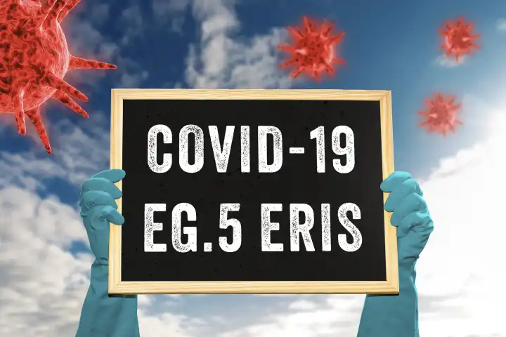 Hand mit Schutzhandschuhen hält eine Tafel in den Himmel vor Viren mit der Aufschrift: Covid-19 EG.5 Eris. Neue Coronavirus Mutation FOTOMONTAGE