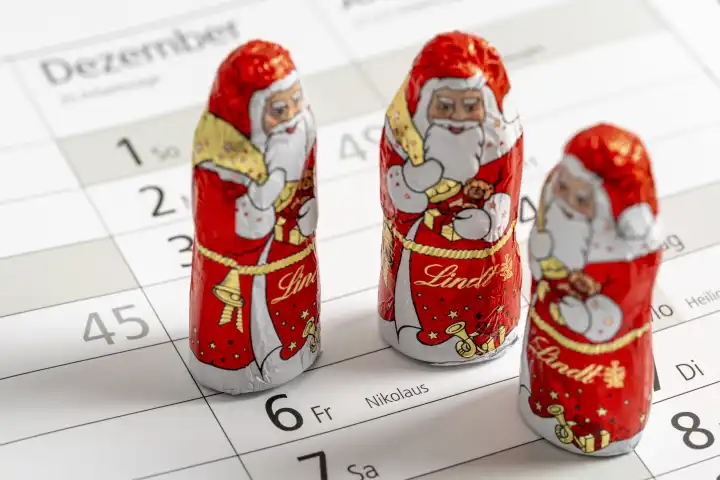 Nikolaus Tag auf einem Kalender mit Weihnachtsmann aus Schokolade von Lindt. Nikolaustag am 6 Dezember