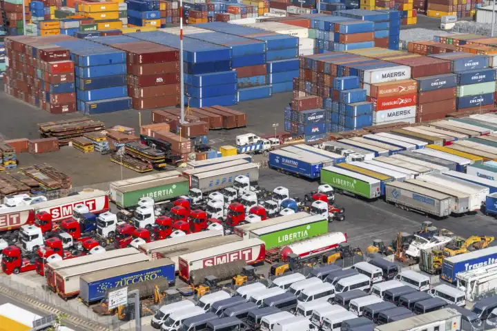 Containerhafen von Salerno in Italien. Frachtcontainer und Fahrzeuge am Eurogate in Salerno
