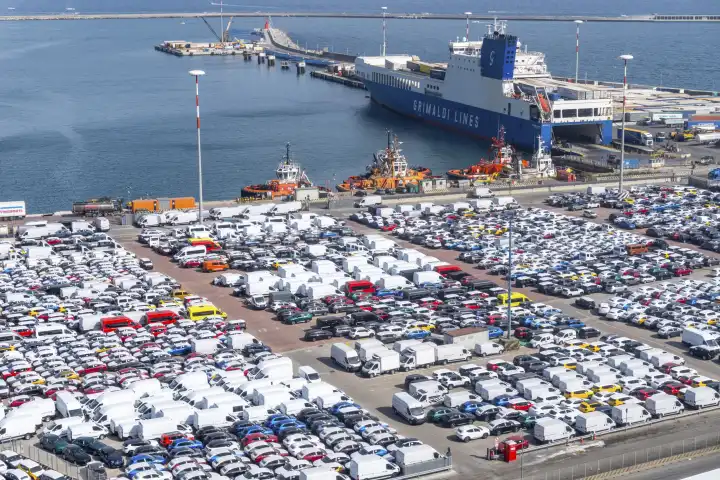 Containerhafen von Salerno in Italien. Neue Fahrzeuge und Autos am Eurogate in Salerno
