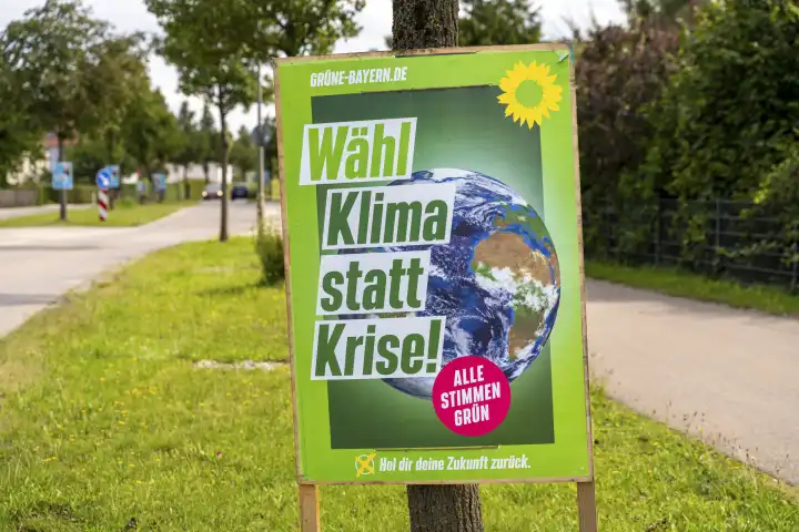 Ein Wahlplakat zur Landtagswahl in Bayern hängt an der Straße in einem Dorf. Die Partei die Grünen werben mit dem Slogan: Wähl Klima statt Krise