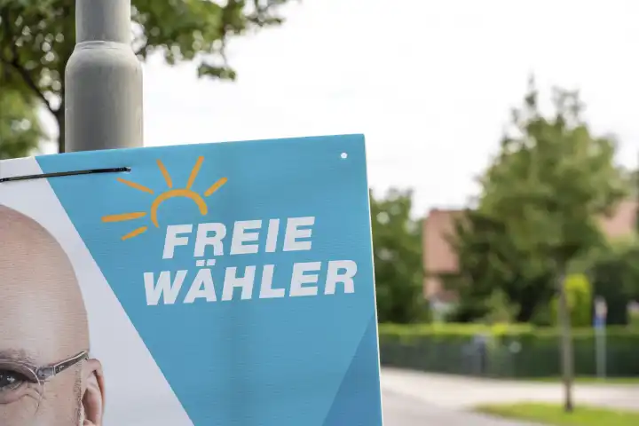 Ein Wahlplakat zur Landtagswahl in Bayern hängt an der Straße in einem Dorf. Die Partei Freie Wähler mit dem Dr. Fabian Mehring. Wahlkapf in Bayern