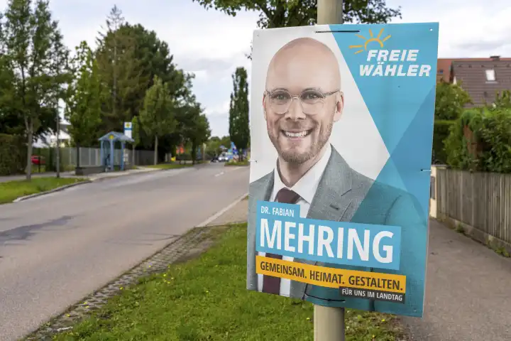 Ein Wahlplakat zur Landtagswahl in Bayern hängt an der Straße in einem Dorf. Die Partei Freie Wähler mit dem Dr. Fabian Mehring. Wahlkapf in Bayern