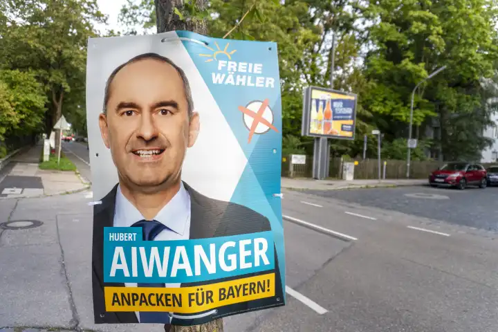Wahlplakat in Augsburg für die Landtagswahl im Oktober in Bayern von der Partei Freie Wähler mit Kandidat Hubert Aiwanger