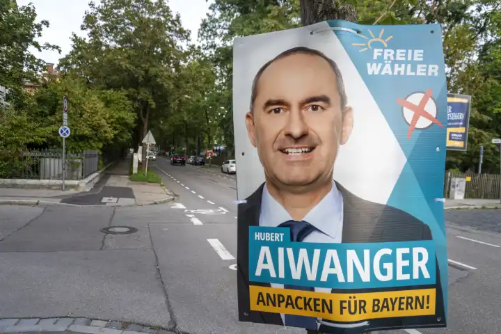 Wahlplakat in Augsburg für die Landtagswahl im Oktober in Bayern von der Partei Freie Wähler mit Kandidat Hubert Aiwanger