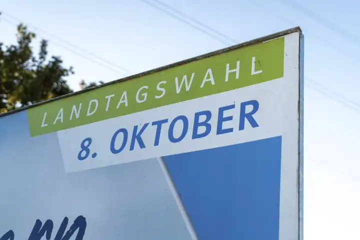 Wahlplakat zur Landtagswahl in Bayern von der Partei CSU mit Aufschrift: Landtagswahl 8 Oktober. Plakat am Straßenrand von Gablingen in Bayern