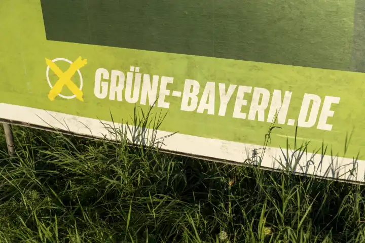 Wahlplakat zur Landtagswahl in Bayern von der Partei Die Grünen. Plakat am Straßenrand von Gablingen in Bayern