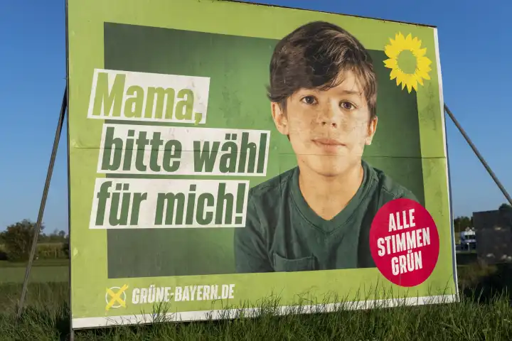 Wahlplakat zur Landtagswahl in Bayern von der Partei Die Grünen. Slogen: Mama, bitte wähl für mich! Plakat am Straßenrand von Gablingen in Bayern
