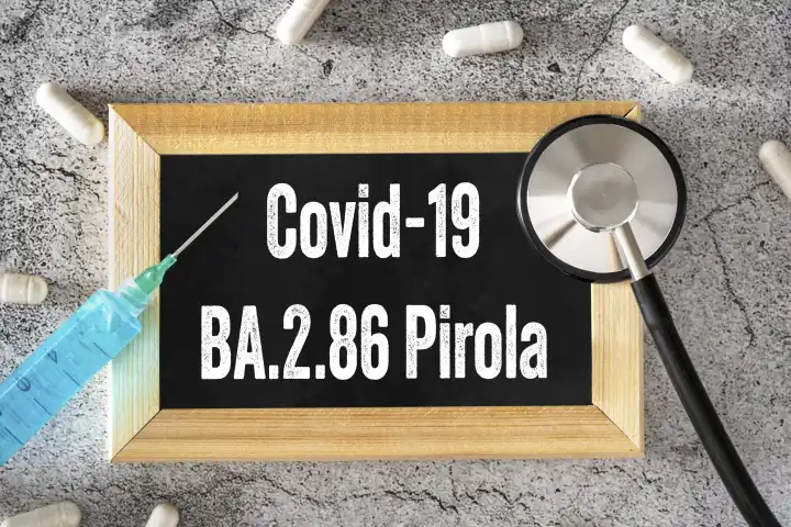 Schild mit Aufschrift Covid-19  BA.2.86 Pirola. Neue Corona Virus Variante. Schild neben Spritze und Stethoskop FOTOMONTAGE