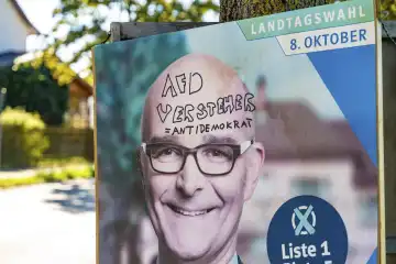 Wahlplakat zur Landtagswahl in Bayern von der CSU mit Kandidat Andreas Jäckel beschmiert mit der Aufschrift: AfD versteher Antidemokrat. Parole gegen die Alternative für Deutschland