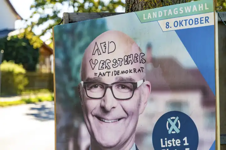 Wahlplakat zur Landtagswahl in Bayern von der CSU mit Kandidat Andreas Jäckel beschmiert mit der Aufschrift: AfD versteher Antidemokrat. Parole gegen die Alternative für Deutschland