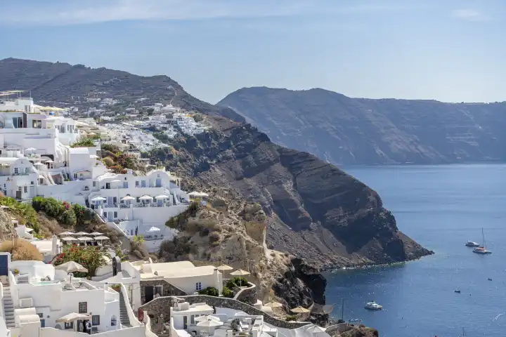 Blick auf die felsige Stadt Oia auf Santorini in Griechenland, Stadt mit weißen Häusern auf einem Berg der Insel