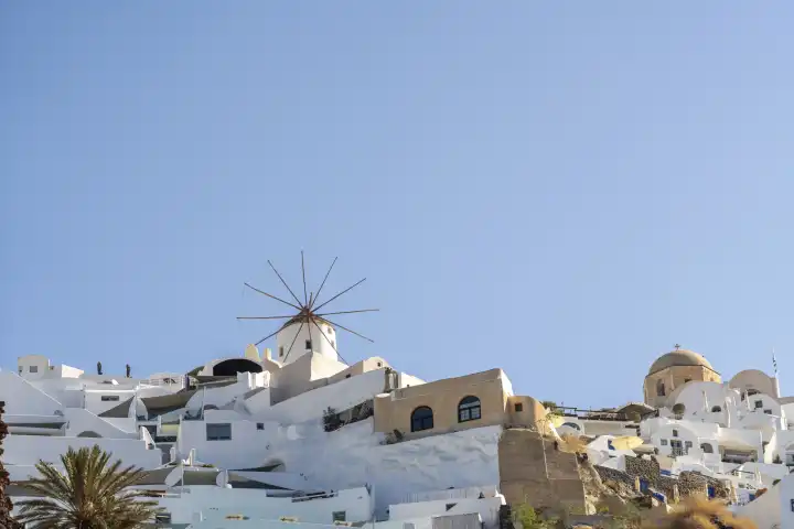 Blick auf die felsige Stadt Oia auf Santorini in Griechenland, Stadt mit weißen Häusern auf einem Berg der Insel