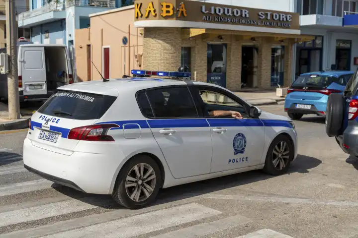 Ein Auto der Polizei in Griechenland. Griechisches Polizei Fahrzeug auf der Straße