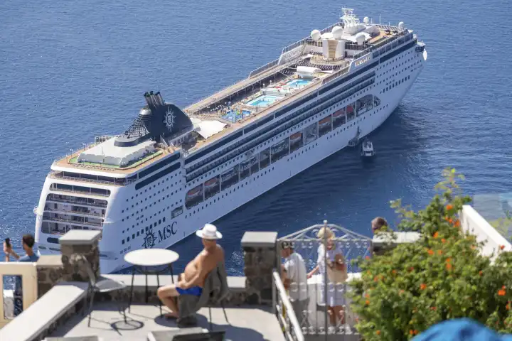 Das Kreuzfahrtschiff MSC ( Mediterranean Shipping Company) Opera im Meer in Santorini in Griechenland