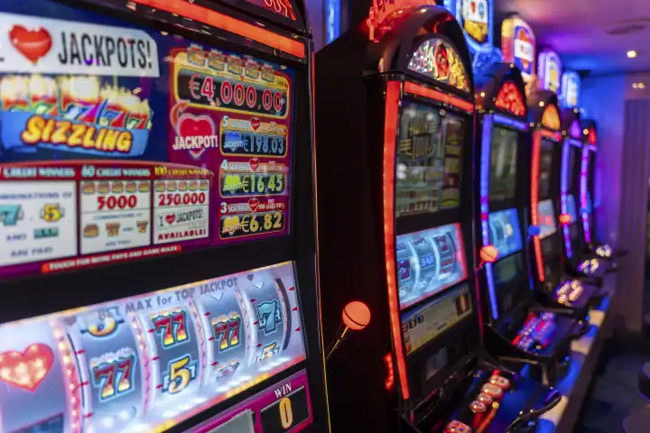 Leuchtende Spielautomaten in einem Casino. Glücksspiel