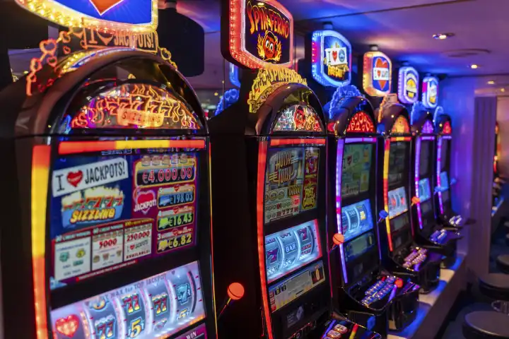 Leuchtende Spielautomaten in einem Casino. Glücksspiel
