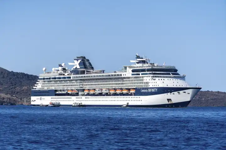 Das Kreuzfahrtschiff der Reederei Celebrity Cruises (gehört zu Royal Caribbean Cruises) mit dem Schiff Celebrity Infinity im Meer in Griechenland vor der Insel Santorini