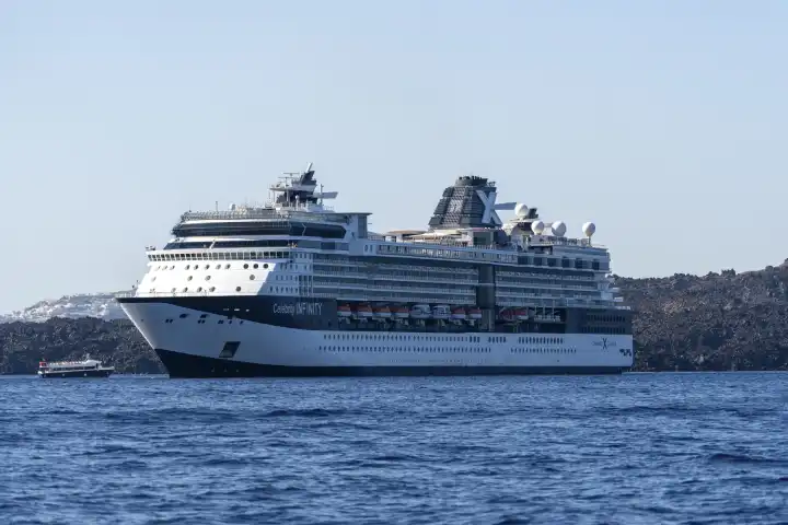 Das Kreuzfahrtschiff der Reederei Celebrity Cruises (gehört zu Royal Caribbean Cruises) mit dem Schiff Celebrity Infinity im Meer in Griechenland vor der Insel Santorini