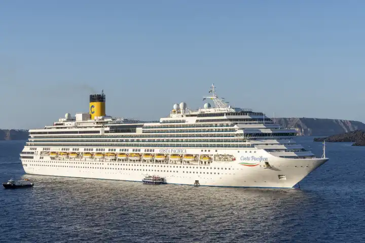 Das Kreuzfahrtschiff der Reederei Costa (Carnival Corporation & plc) Costa Pacifica im Meer in Griechenland vor Santorini 