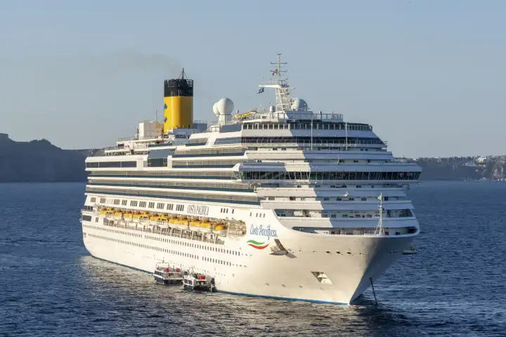 Das Kreuzfahrtschiff der Reederei Costa (Carnival Corporation & plc) Costa Pacifica im Meer in Griechenland vor Santorini 