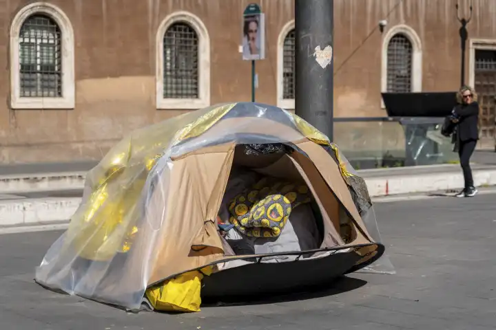 Zelt von einem Obdachlosen mitten in der Stadt Rom in Italien