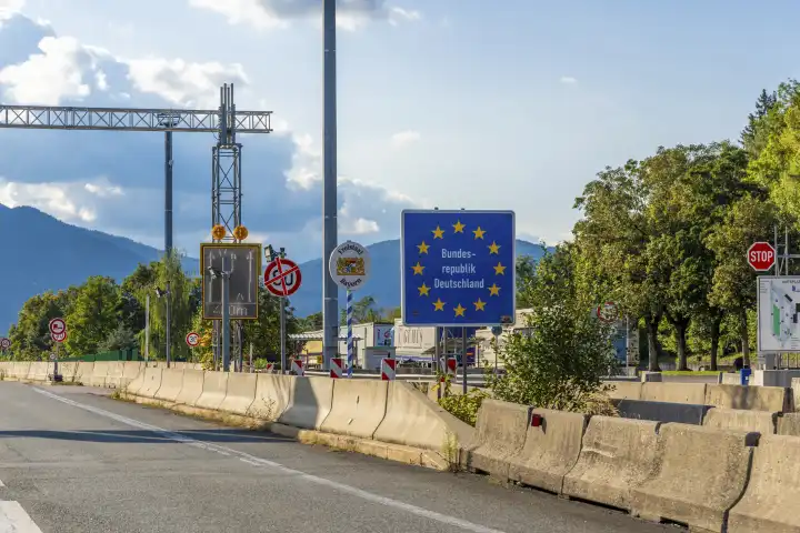 Grenze zwischen Österreich und Deutschland, Grenzübergang an der Autobahn mit einem Schild: Bundesrepublik Deutschland