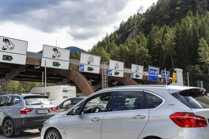 Stau an der Mautstation in Italien. Fahrzeuge warten auf die bezahlung von der Autobahn Maut