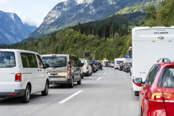 Rettungsgasse auf der Autobahn in Österreich bei einem Stau. Fahrzeuge fahren rechts und links von der Fahrbahn
