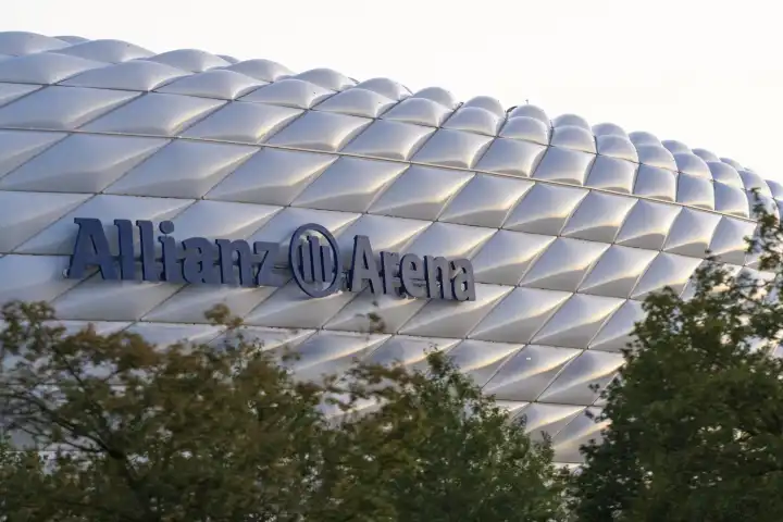 Die Allianz Arena in München, Bayern bei Sonnenuntergang. Fußball Stadion