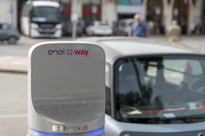E-Auto lädt Strom an einer Ladesäule von dem Anbieter Enel x Way in Italien. Elektroauto