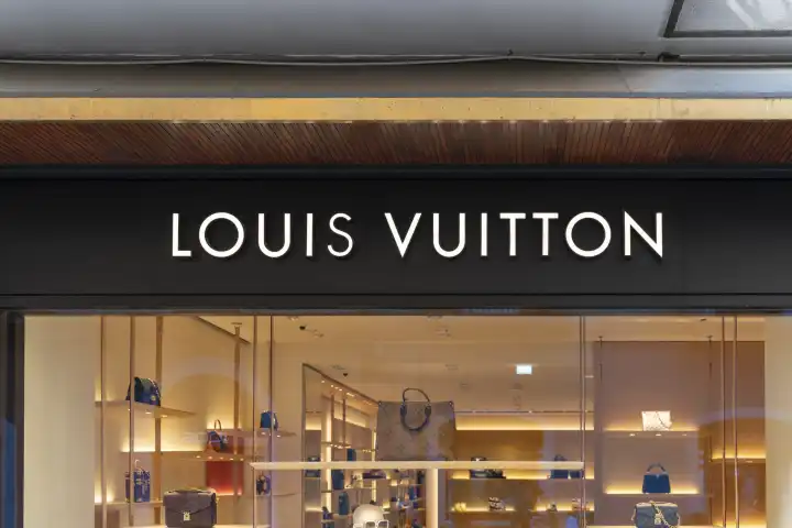 Louis Vuitton Logo an der Fassade von einem Geschäft
