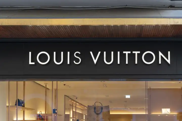 Louis Vuitton Logo an der Fassade von einem Geschäft