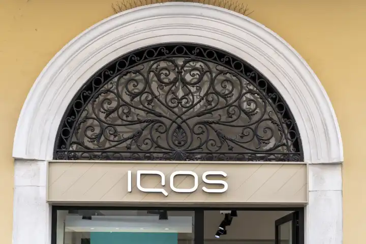 IQOS Logo an der Fassade von einem Geschäft
